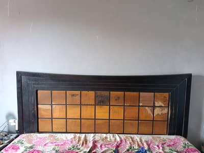 king bed 6/6.5 feet. it's not broken