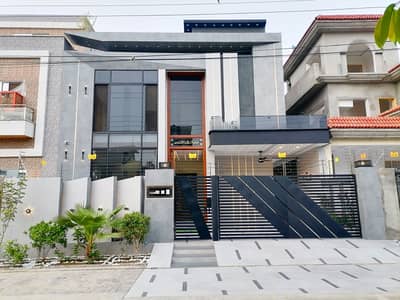 10 Marla Luxury House available for Sale