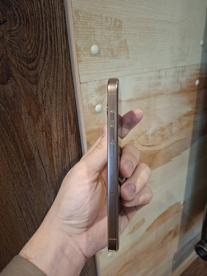 Apple iPhone 16 Pro 3