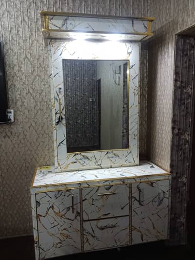 2 month use dressing table condition 10by 10 chorai 20 inch hight 7 fo