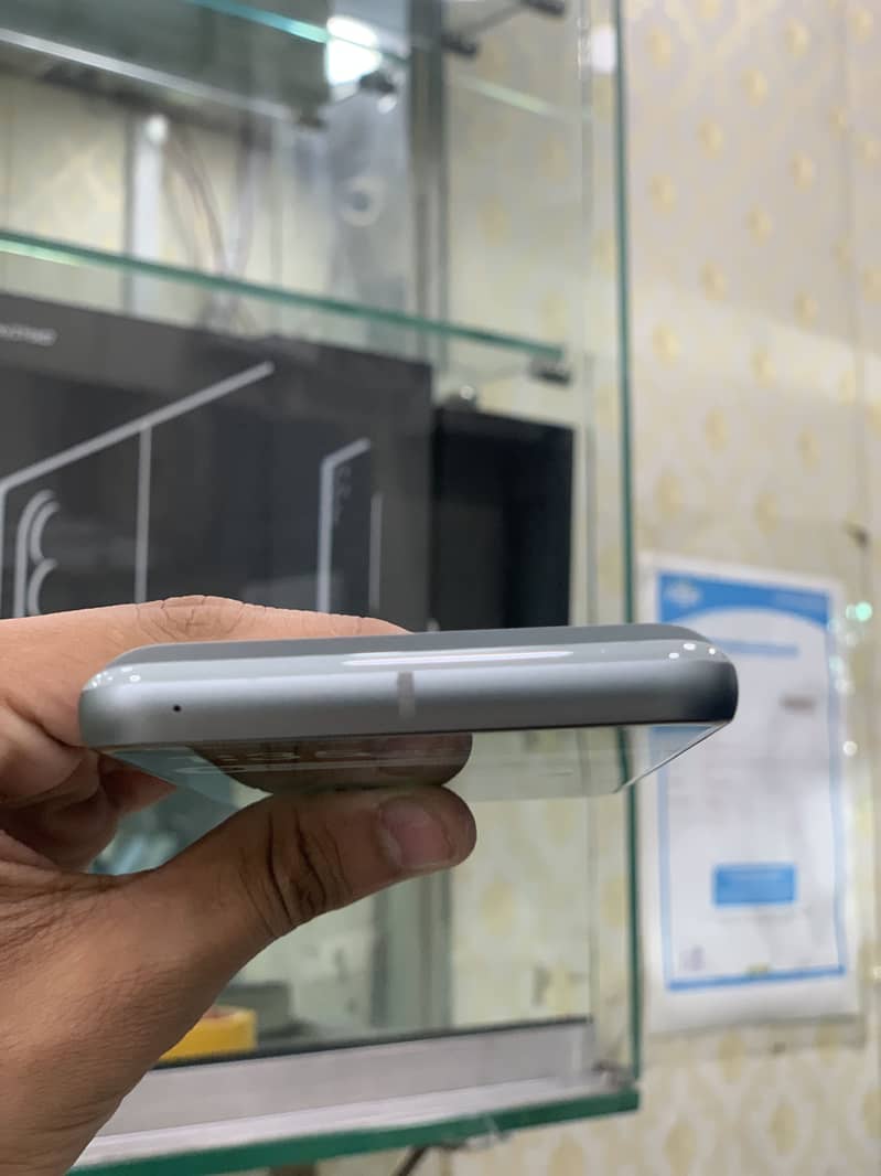 Google Pixel 8 4