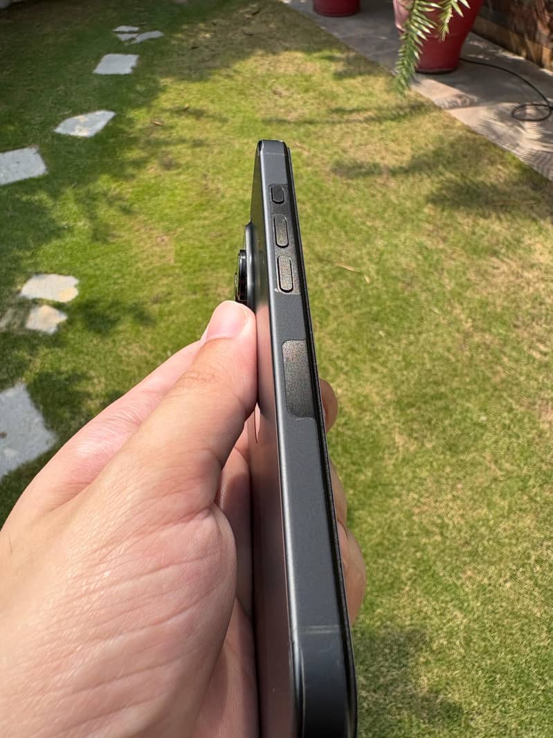 Apple iPhone 16 Pro 1