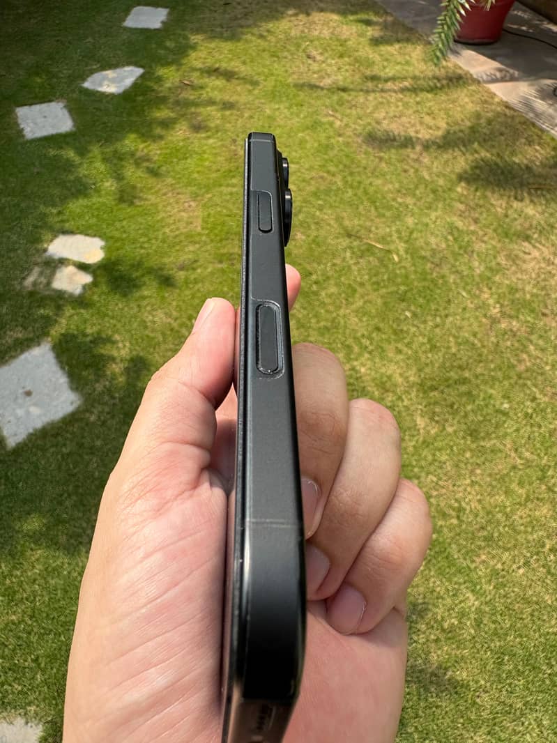 Apple iPhone 16 Pro 2