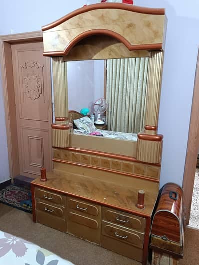Dressing table with 4 drawers and a sitting chair.