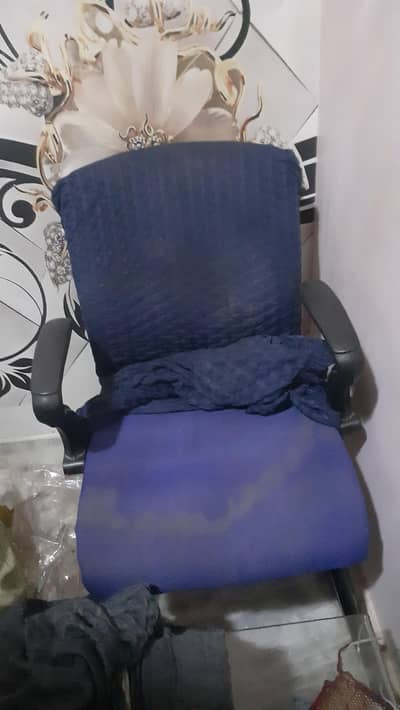 4 chairs hen condition sahi he tuti hui nh hen sirf wash hongi