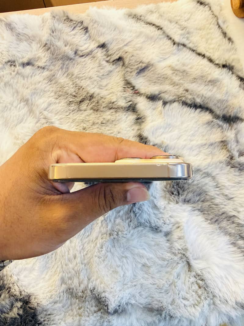Apple iPhone 16 Pro Max 2