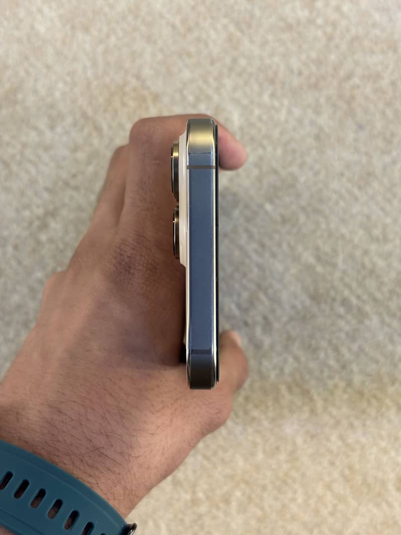 Apple iPhone 16 Pro Max 2