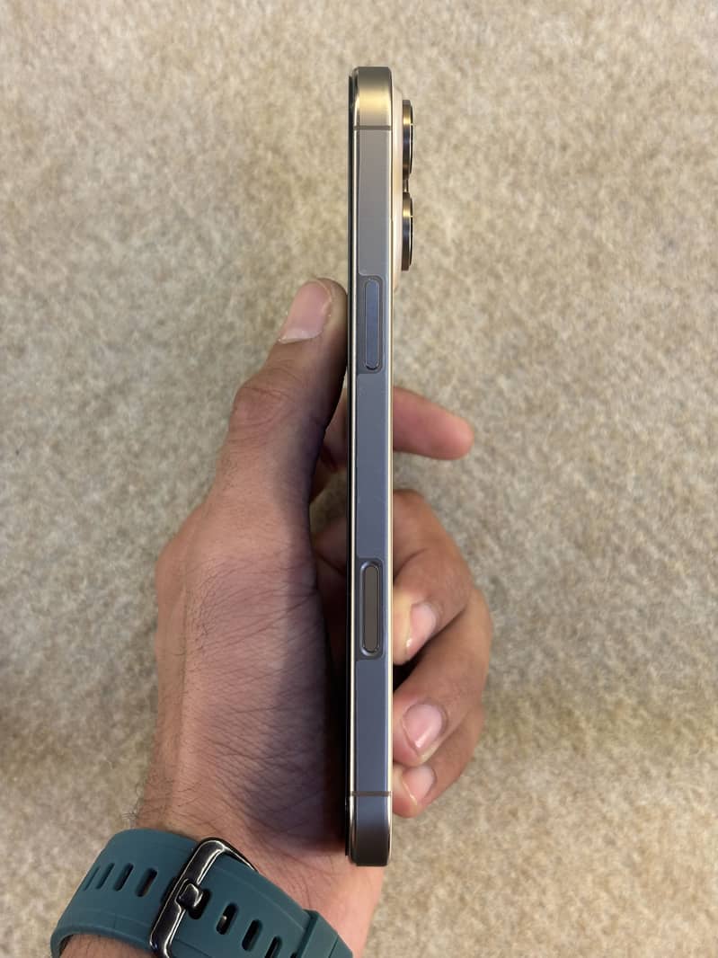 Apple iPhone 16 Pro Max 4