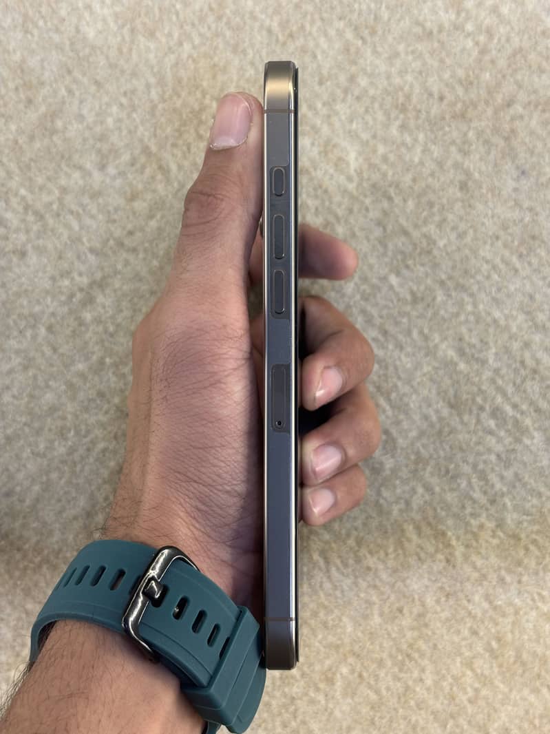 Apple iPhone 16 Pro Max 6