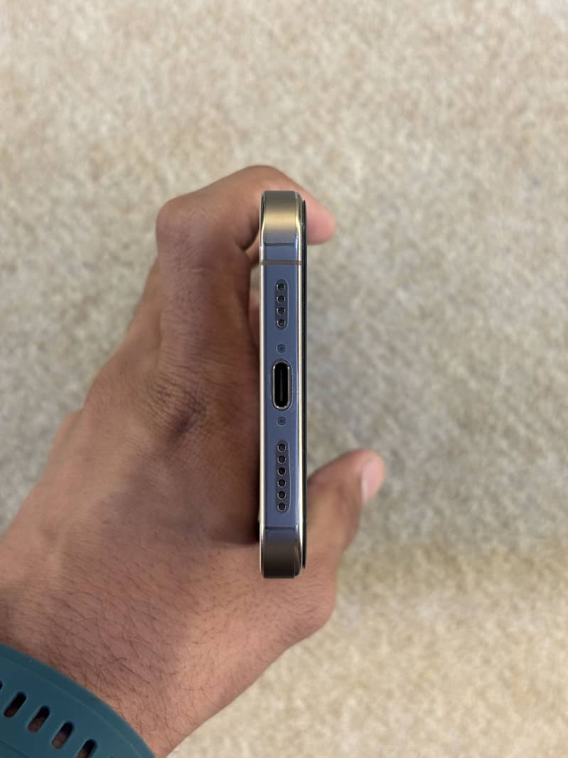 Apple iPhone 16 Pro Max 7