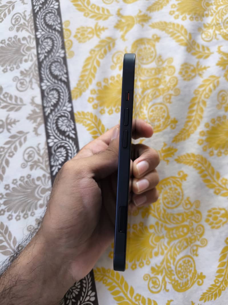 Apple iPhone 13 2