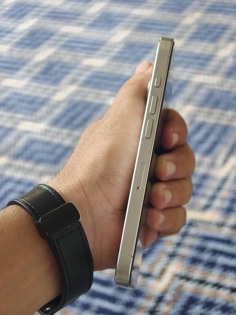 Apple iPhone 15 Pro 3