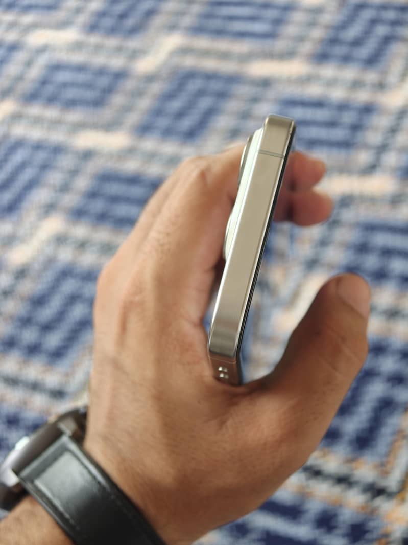 Apple iPhone 15 Pro 4