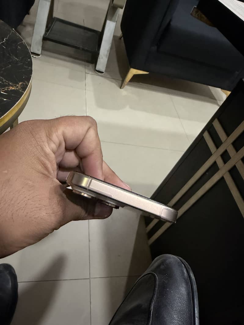 Apple iPhone 16 Pro Max 2