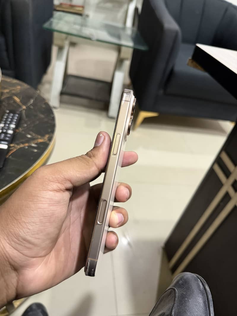 Apple iPhone 16 Pro Max 8