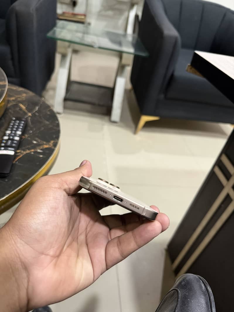 Apple iPhone 16 Pro Max 9