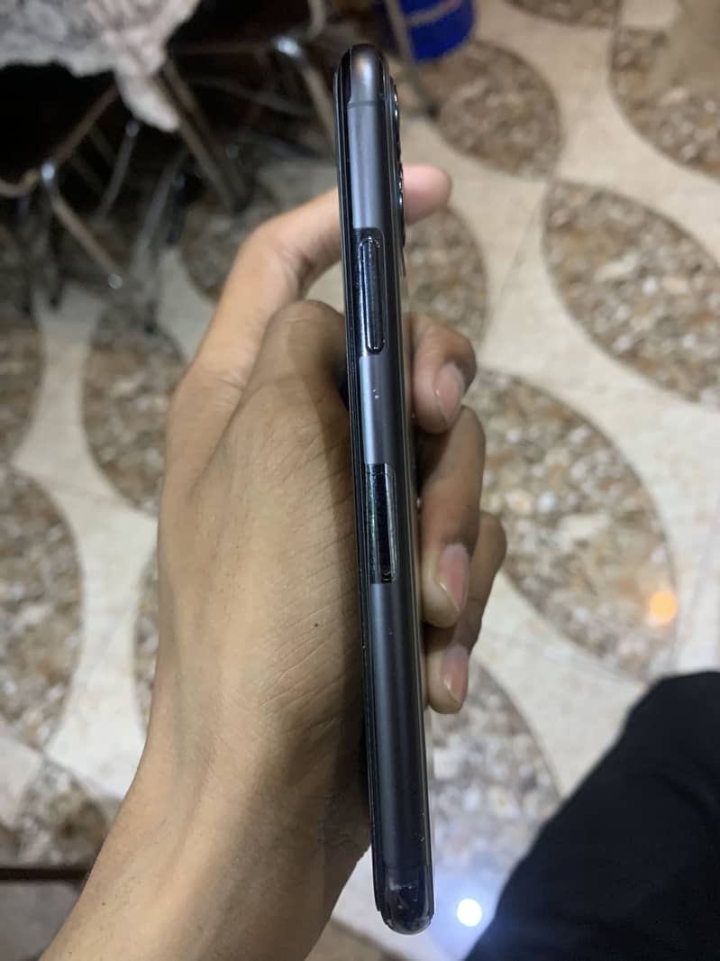 Apple iPhone 11 Pro 4