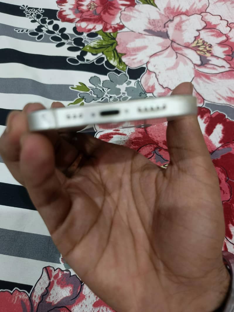 Apple iPhone 12 4
