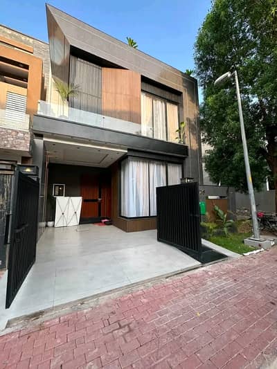5 Marla Luxury House is Available for Rent in Bahria Town Lahore