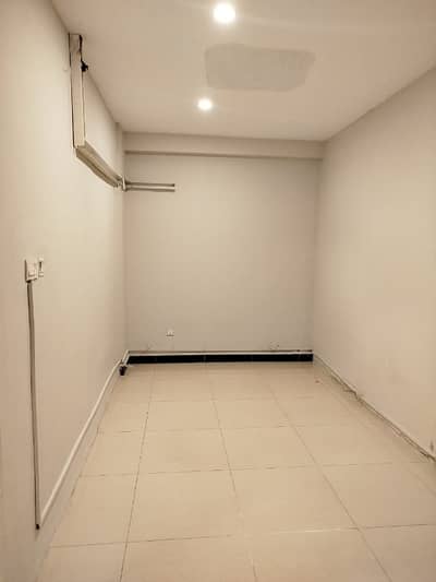 Gulberg 1800sqft 1st Floor Available For Rent, Lift Installed