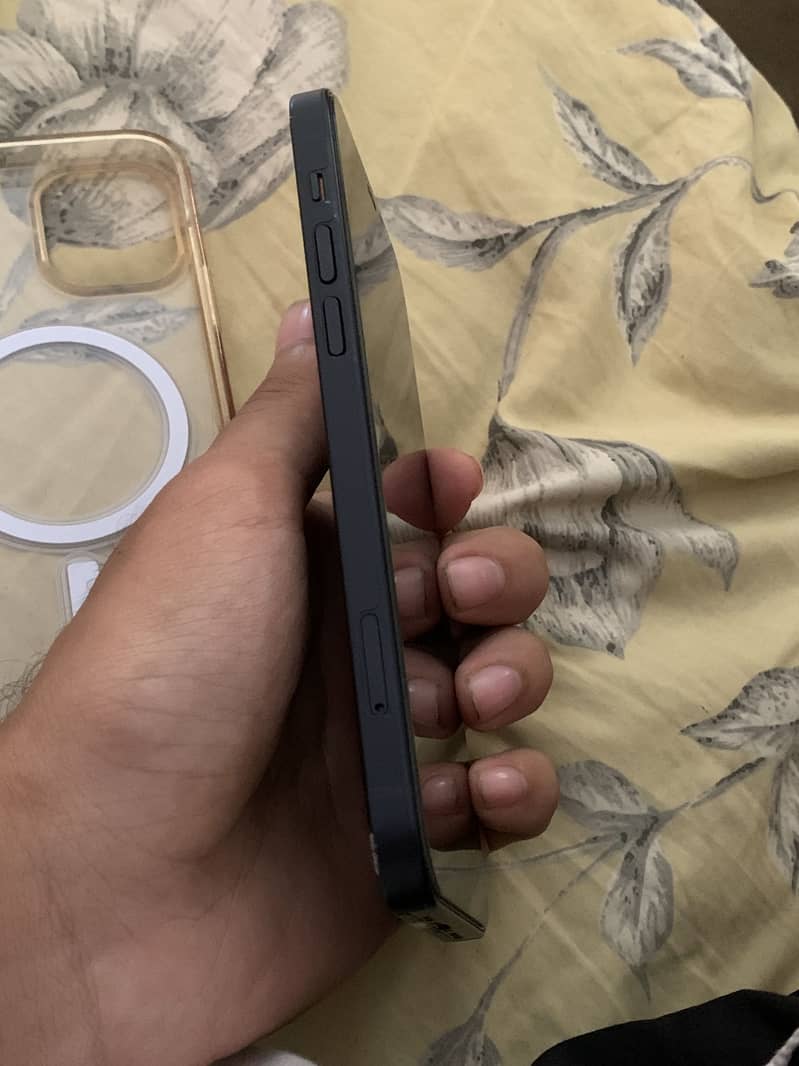 Apple iPhone 12 4