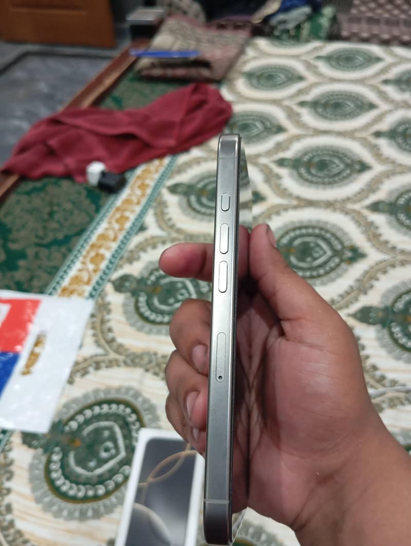Apple iPhone 16 Pro 2