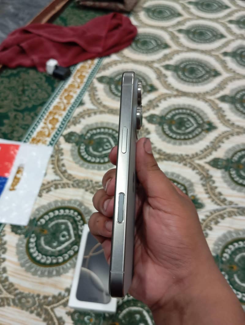 Apple iPhone 16 Pro 3