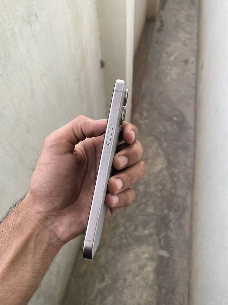 Apple iPhone 15 Pro Max 0