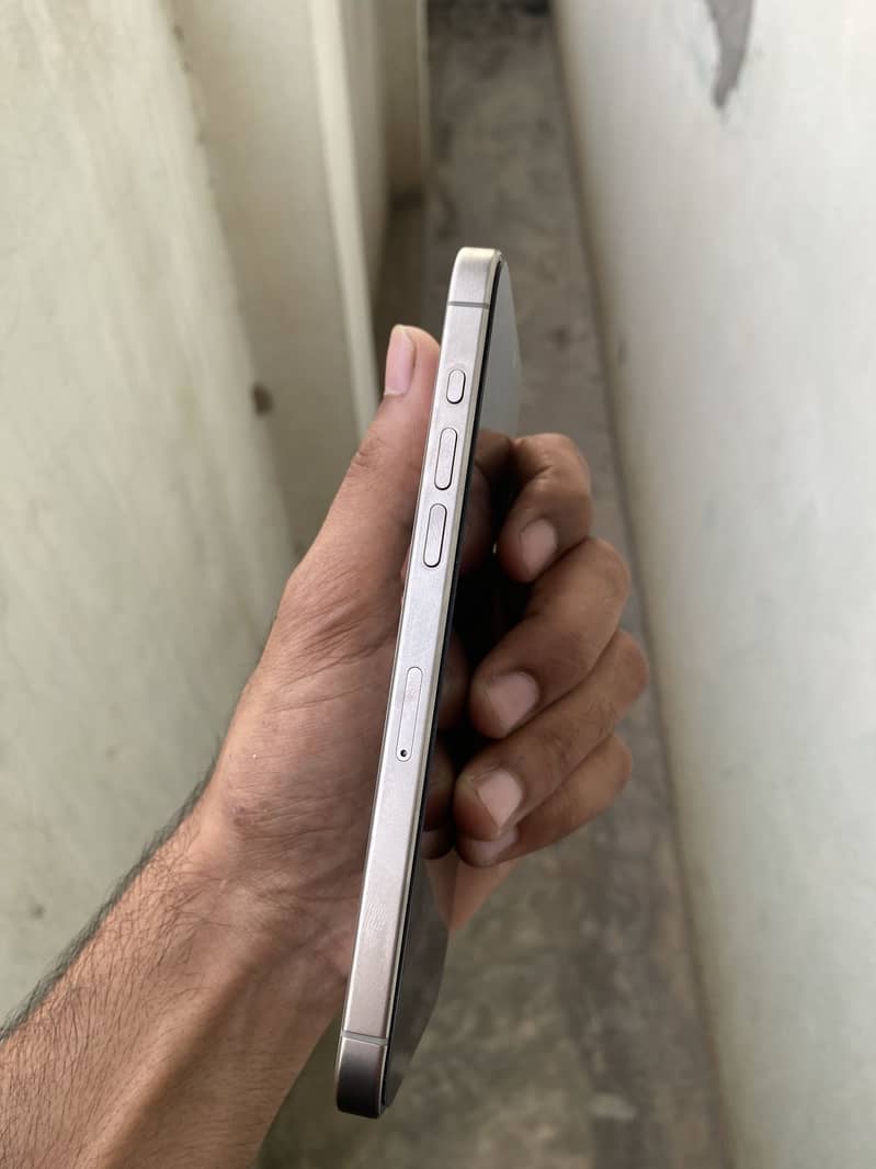 Apple iPhone 15 Pro Max 3