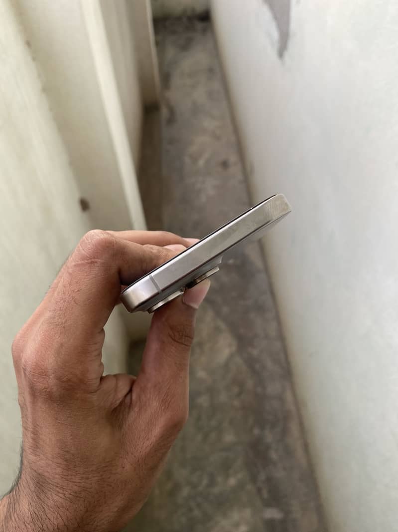 Apple iPhone 15 Pro Max 4