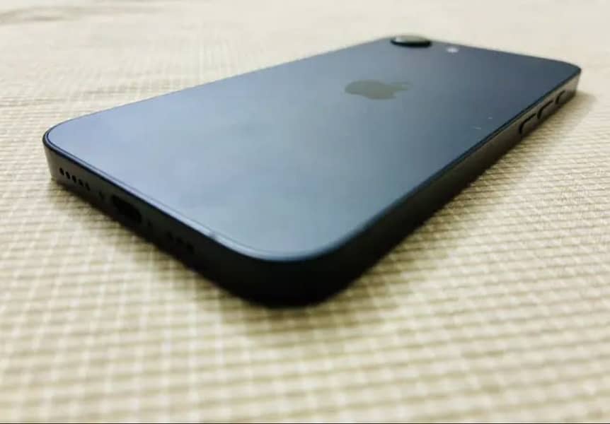 Apple iPhone 16e 2