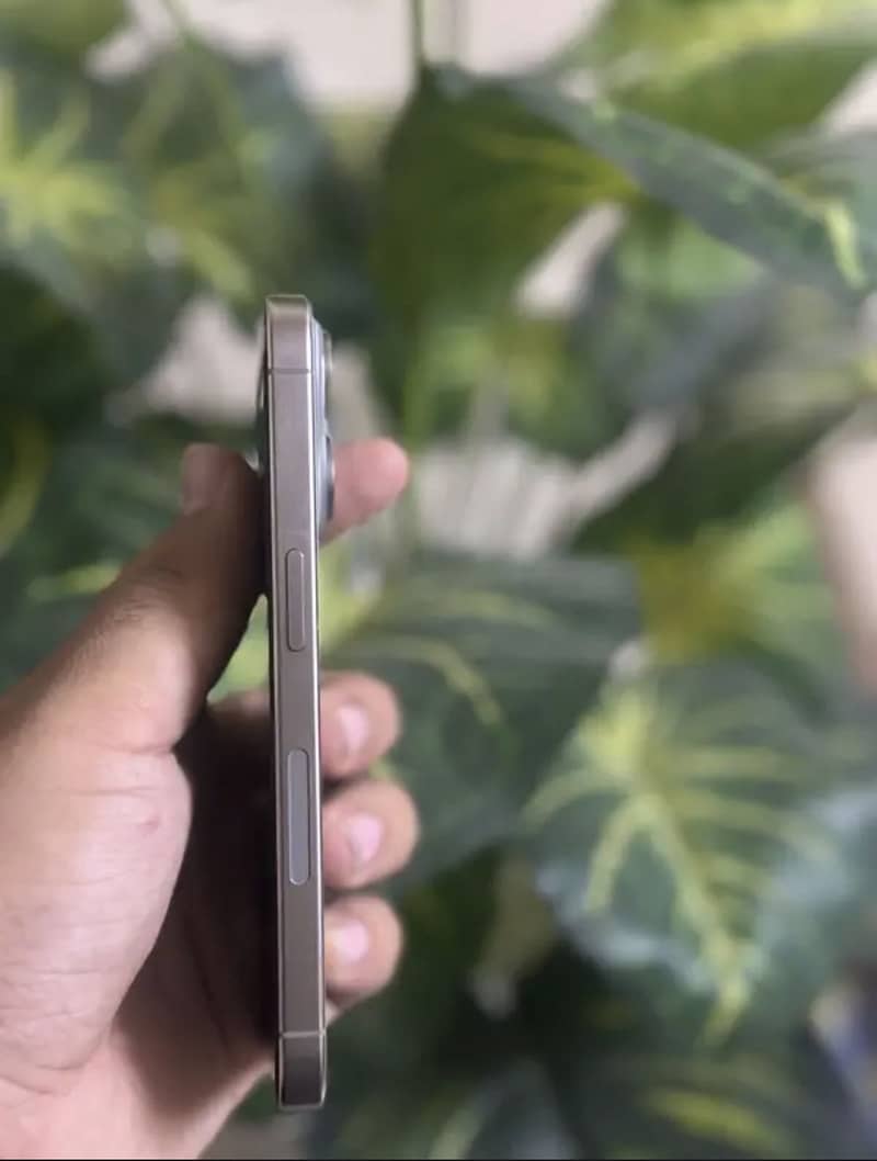 Apple iPhone 15 Pro 3