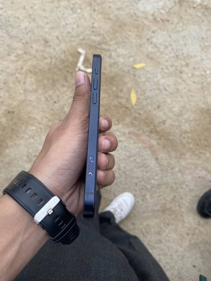 Apple iPhone 12 4