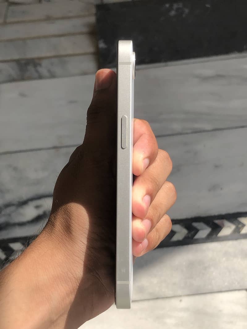 Apple iPhone 16e 2