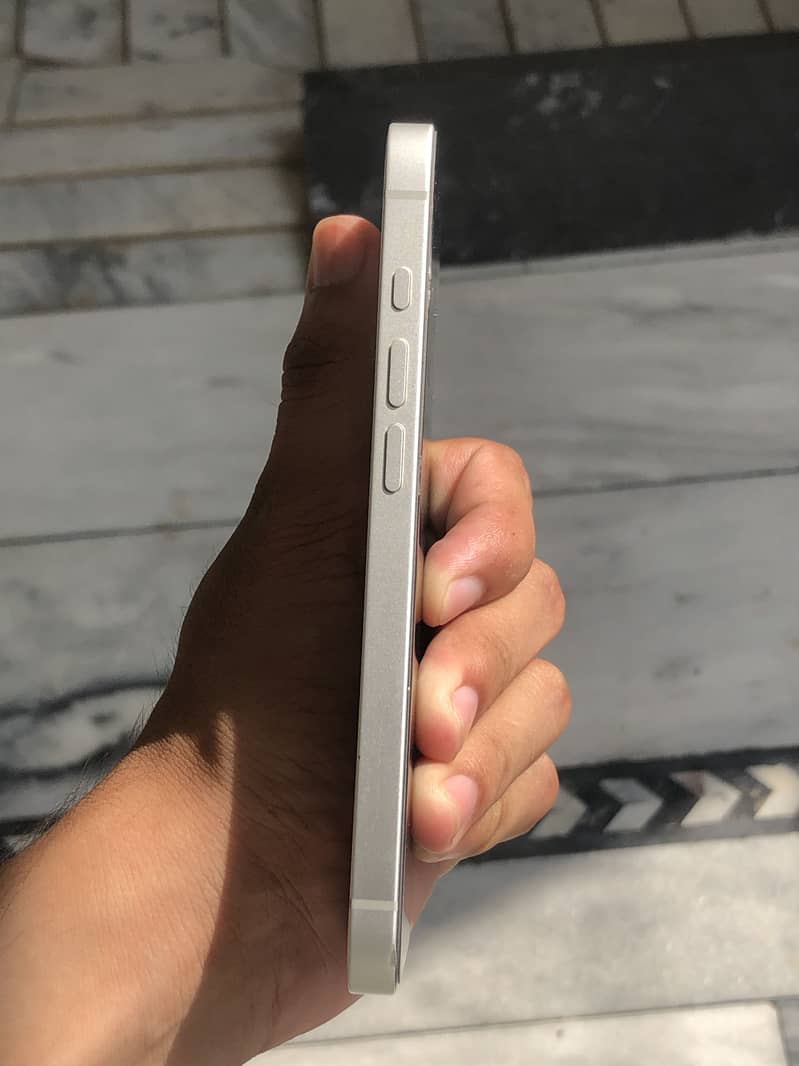 Apple iPhone 16e 3