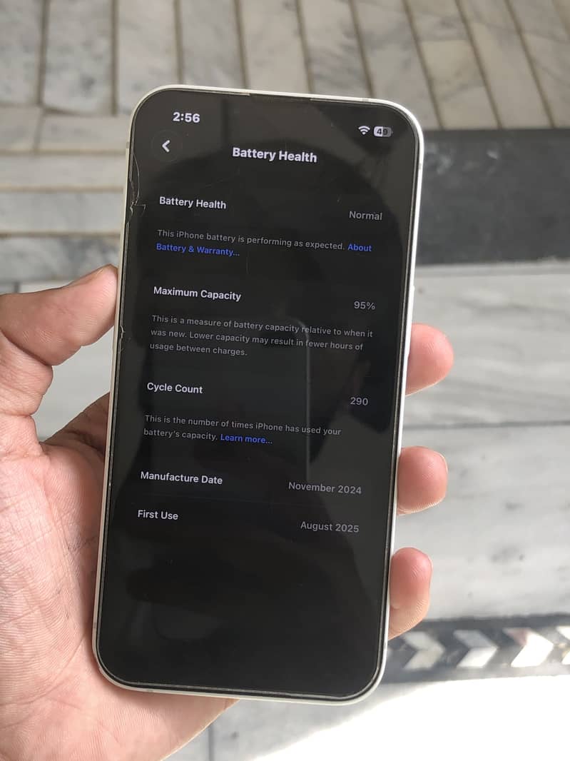Apple iPhone 16e 4