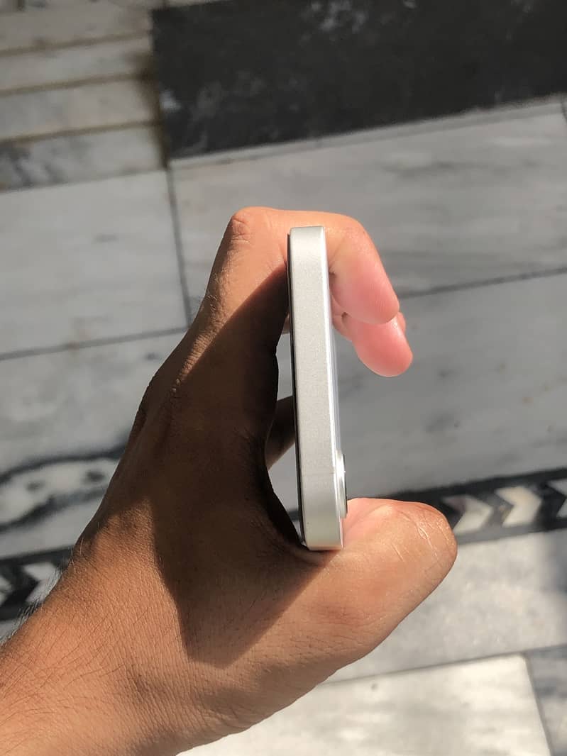 Apple iPhone 16e 5