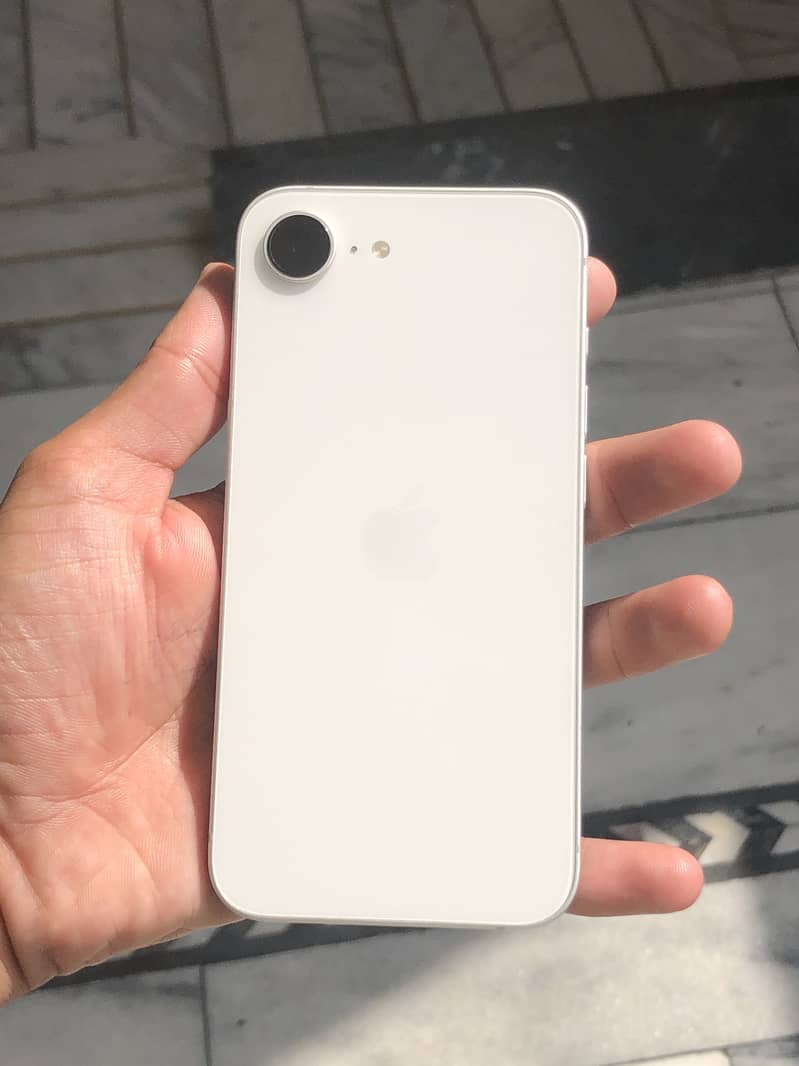 Apple iPhone 16e 7