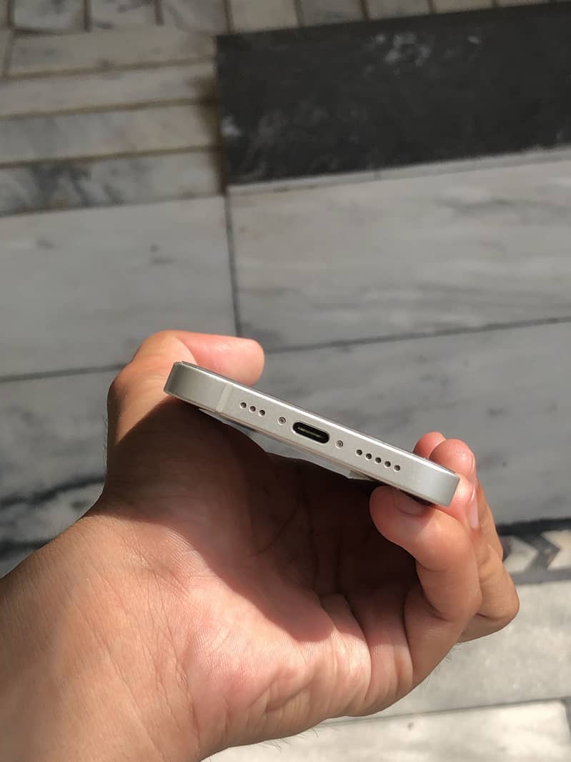 Apple iPhone 16e 8