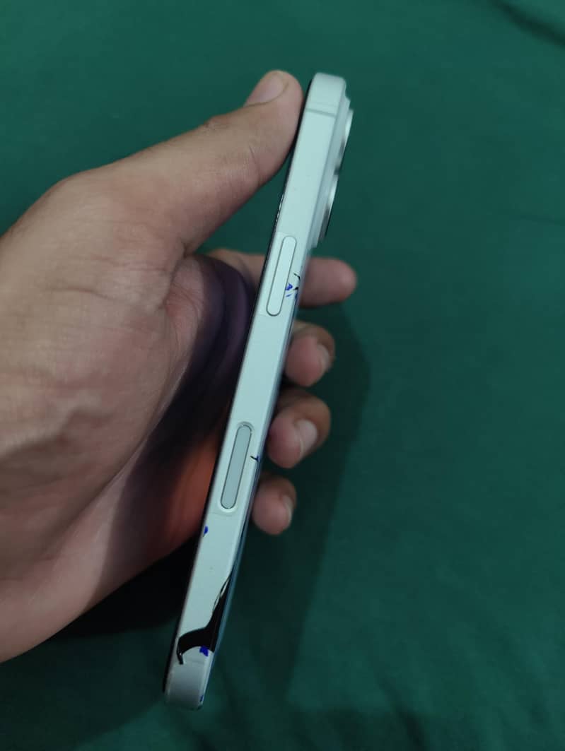 Apple iPhone 16 0