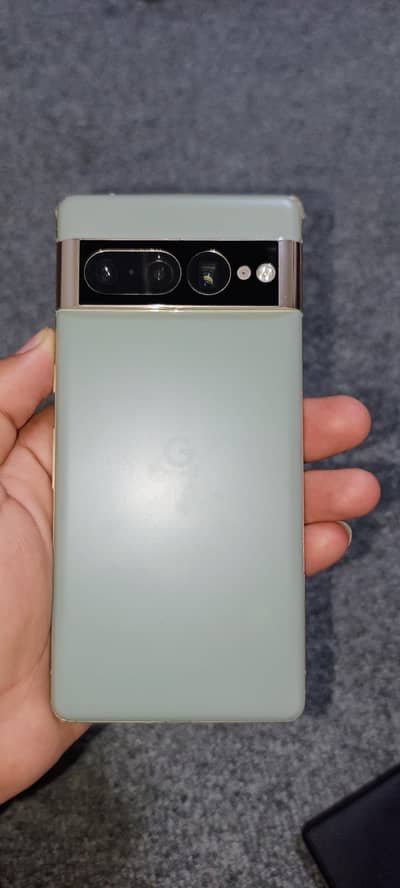 Google Pixel 7 Pro hazel color Minor dot not visible