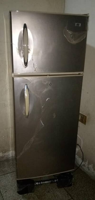 Haier Company ki use mein medium size fridge hai bahut achi Chalti Hai
