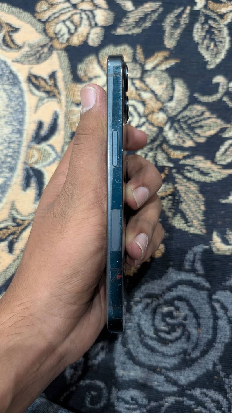 iPhone 13 4