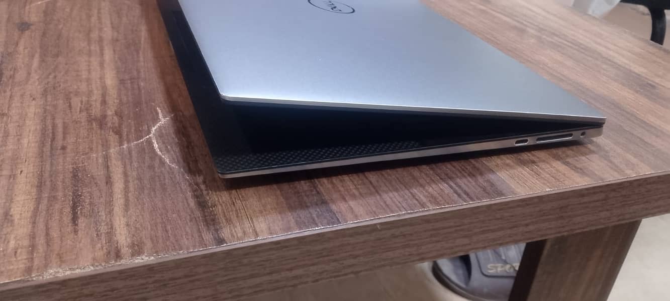 Dell precision 5560 1