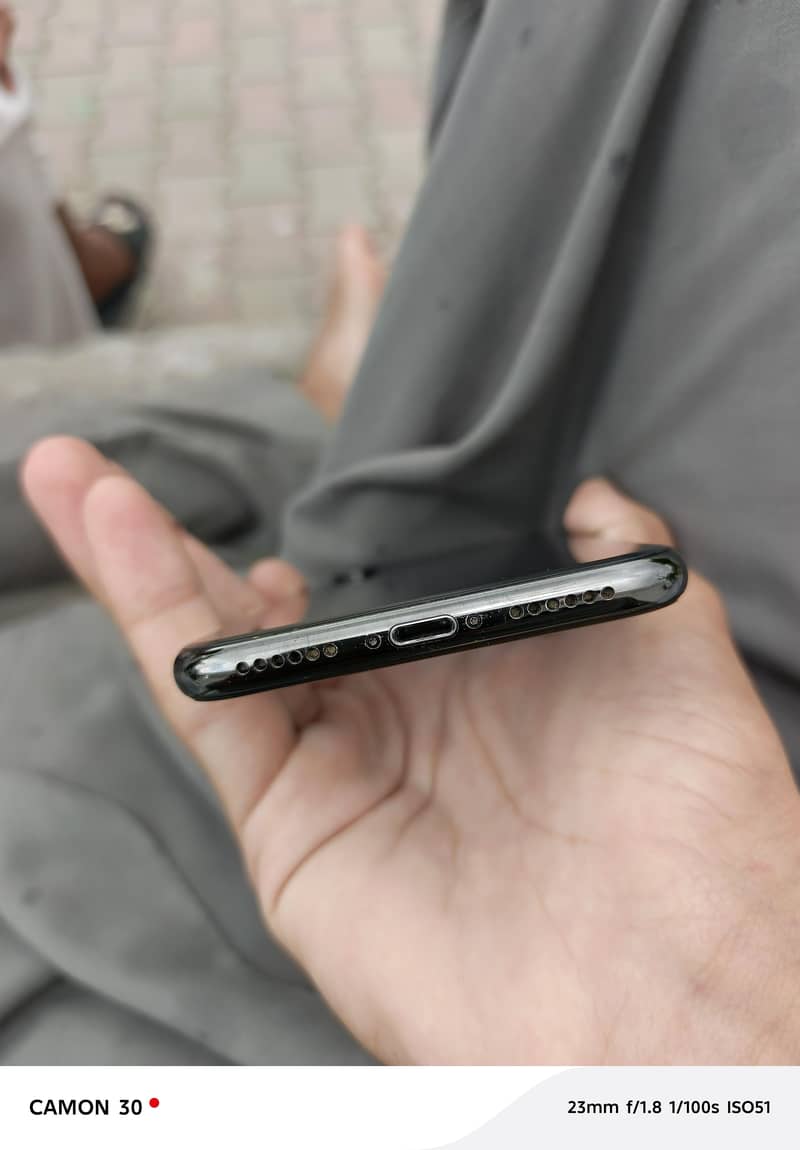 Apple iPhone X 4