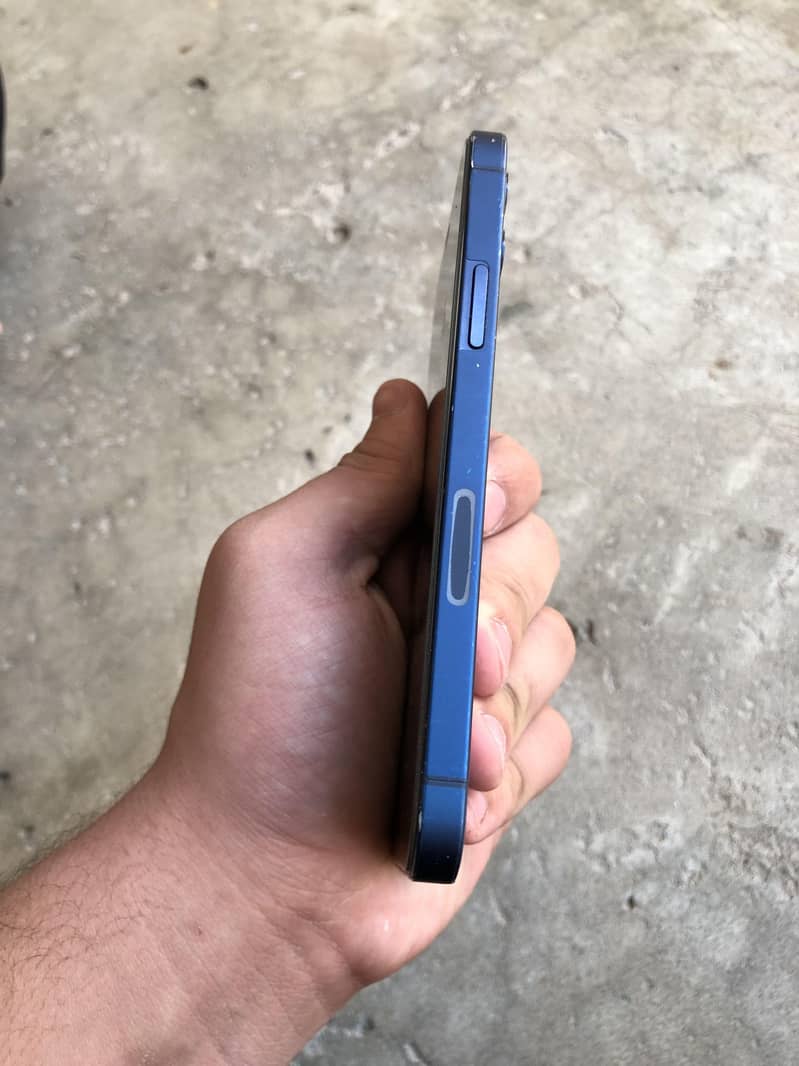 Apple iPhone 12 4