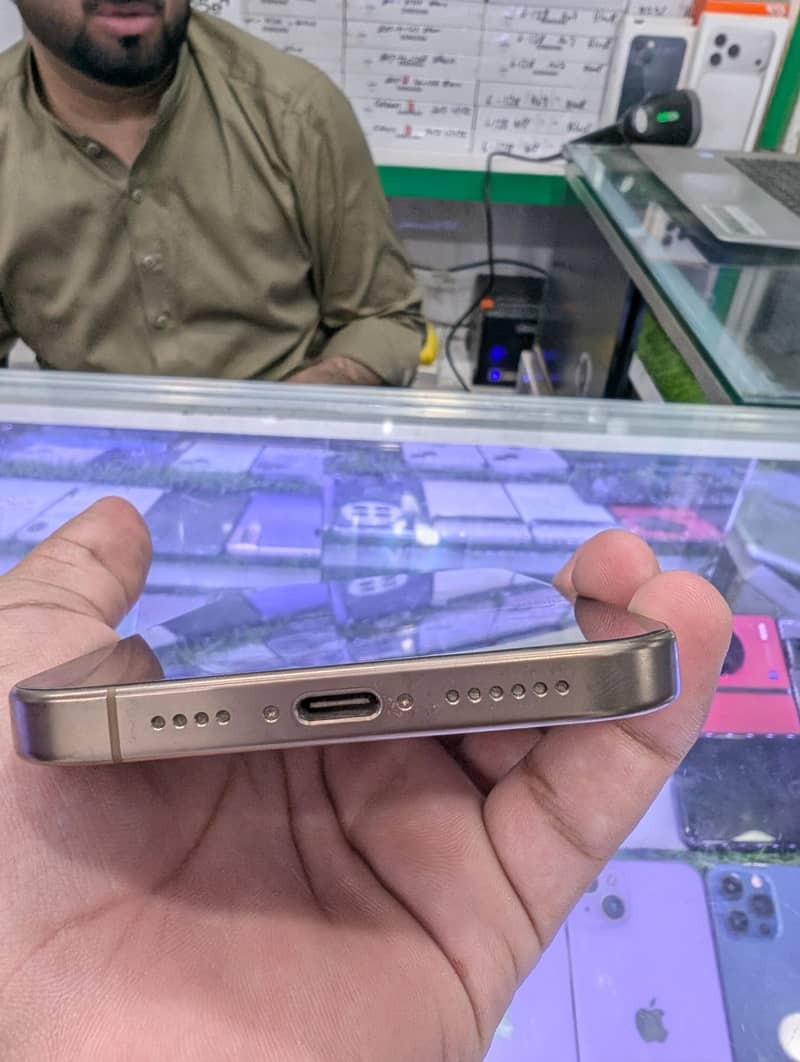 Apple iPhone 16 Pro Max 1
