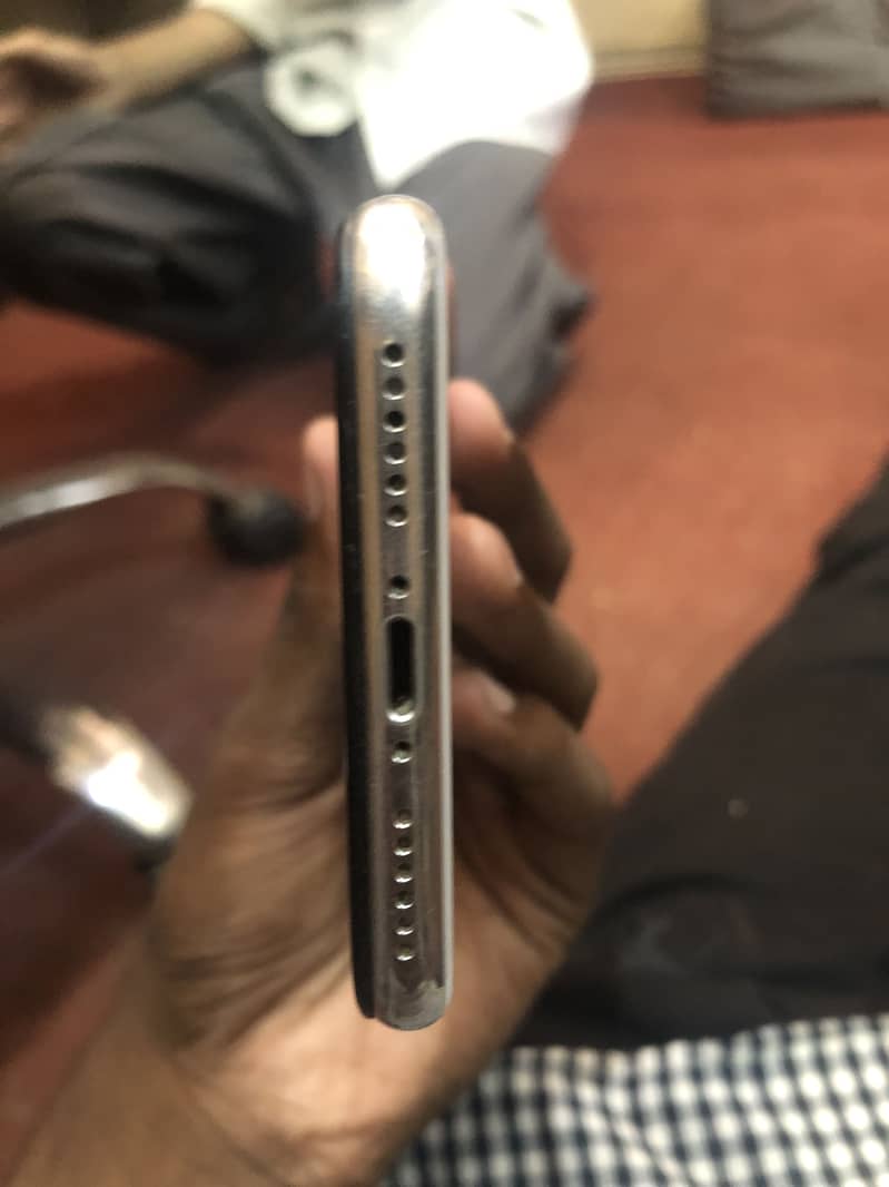 Apple iPhone X 4