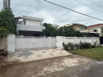 One Kanal Used Modern Design Bungalow For Sale At Prime Location Of DHA Lahore Near To Park Masjid & Commercial Market.