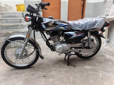 Honda CG 125 model 2025 ka 2 month unregistered 2860 km chali